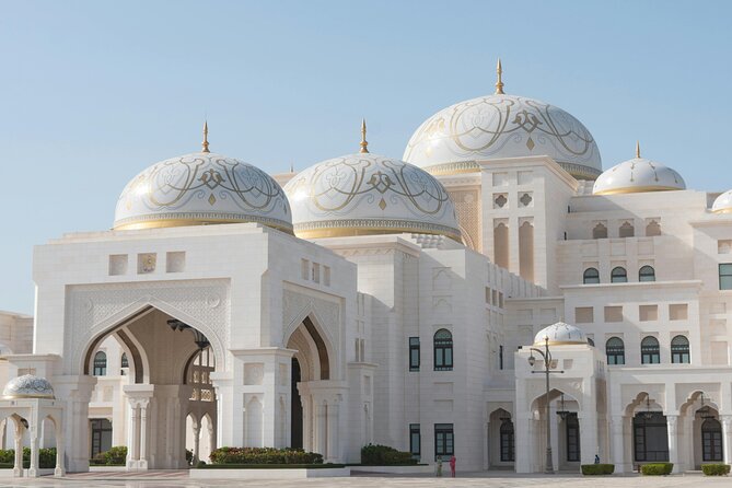 Abu Dhabi City Tour: Grand Mosque, Palace, Souk, Louvre & Ferrari - Yas Mall free time: a practical pause for food or shopping