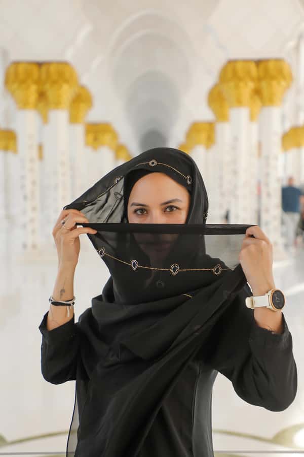 Abu Dhabi: Professional Photoshoot at Sheikh Zayed Mosque - Entering the mosque: dress rules that shape your photos