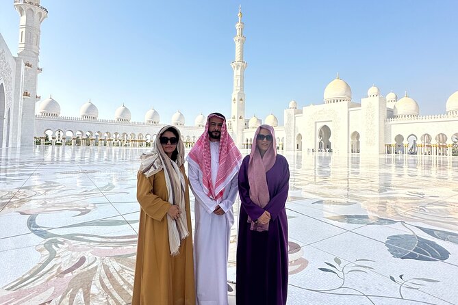 Abu Dhabi Tour with Sheikh Zayed Grand Mosque Visit - How the Tour Keeps Moving: Guides, Group Size, and Comfort