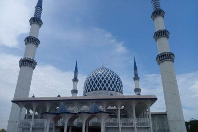 Blue Mosque And Batu Caves Private Tour from Kuala Lumpur - Sultan Salahuddin Abdul Aziz Shah Mosque: the Blue Mosque stop