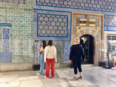 Blue Mosque, Topkapı Palace and Harem Guided Tour - Meeting Point: Getting Oriented Near Sultanahmet