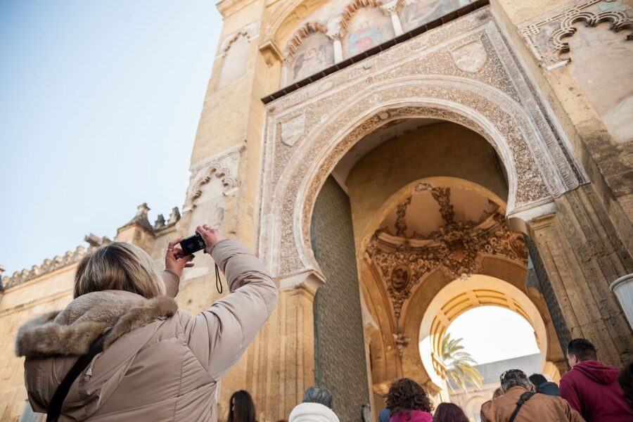 Cordoba: Jewish Quarter and Mosque-Cathedral Guided Tour - How this 2-hour walk stitches together Córdoba’s eras