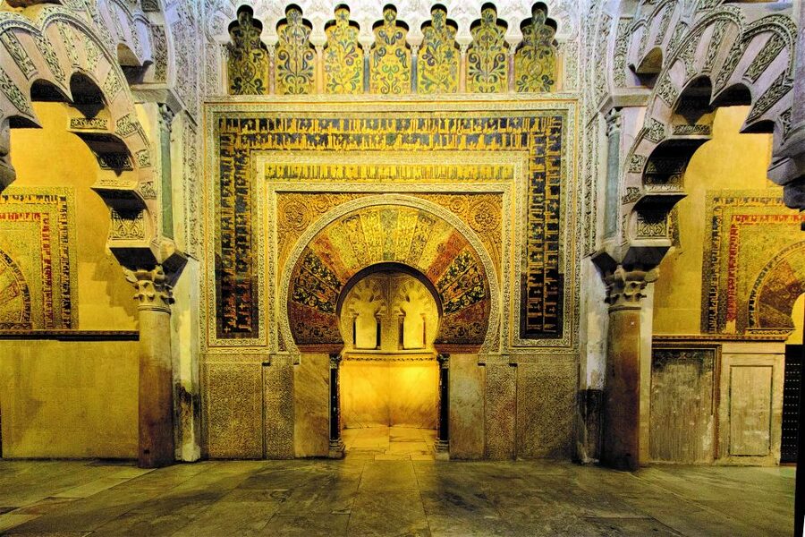 Córdoba: Mosque-Cathedral & Alcazar Guided Tour - Mosque-Cathedral of Córdoba: Columns, Arches, and the Muslim-Christian Cut