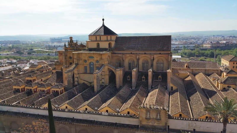 Córdoba: Mosque-Cathedral Guided Tour with Tickets Included - Umayyad Córdoba inside the prayer hall: horseshoe arches and double columns