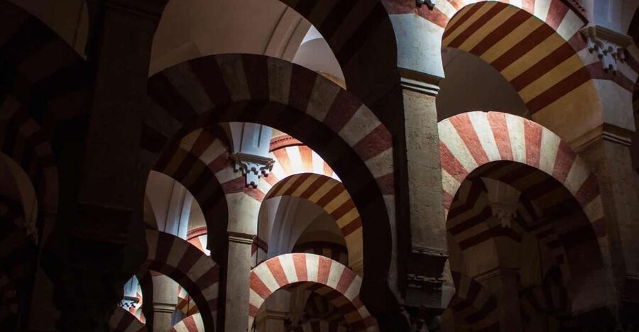 Córdoba: Mosque, Synagogue, and Jewish Quarter Walking Tour - Jewish Quarter Walking: Maimonides Square, Averroes, and the Craftsmen Souk