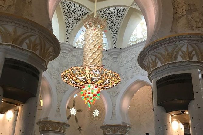 DEAL: Sheikh Zayed Grand Mosque and Dubai Red Dunes with BBQ Dinner - 45 minutes of dune bashing and sandboarding you’ll remember