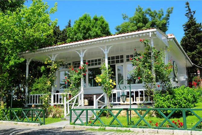 Dolmabace Palace, Bosphorus Boat Tour , Eyüp Sultan Mosque Tour - Lunch and the Architecture Sweep: What You Gain From This Combination