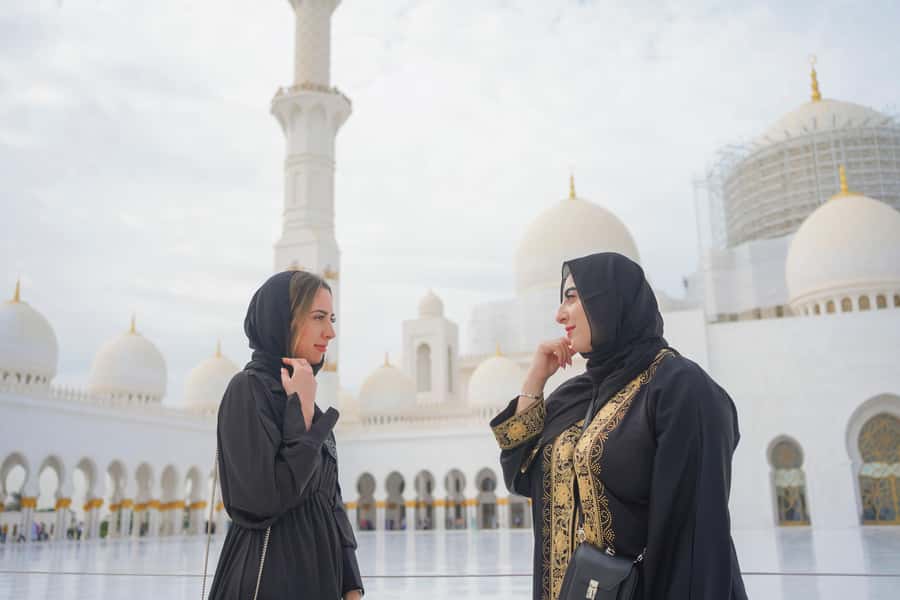 Dubai: Abu Dhabi Day-Trip Grand Mosque, Royal Palace & Lunch - Saadiyat Island and the Louvre Abu Dhabi photo stop: quick exterior time