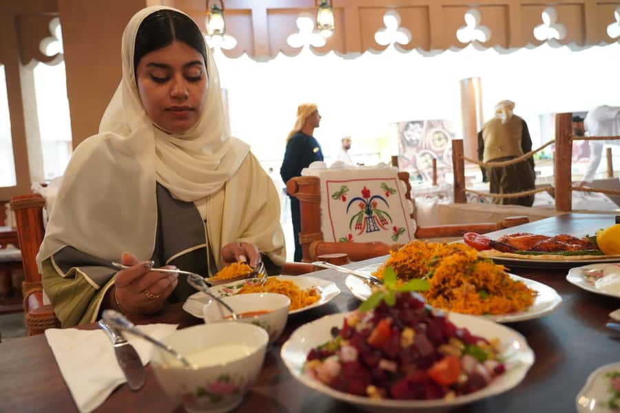 Dubai: Abu Dhabi Day-Trip Grand Mosque, Royal Palace & Lunch - Dress code, abaya logistics, and what to bring so the day stays smooth