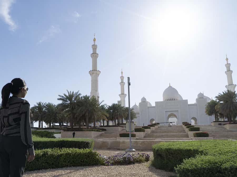 Dubai: Sheikh Zayed Mosque & Ferrari World Entry w/ Transfer - The guide factor: what “good hosting” looks like here