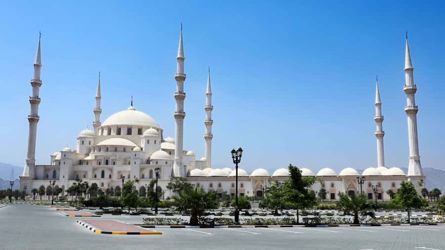 Dubai: Sheikh Zayed Mosque, Fujairah and Khorfakkan Tour - Khorfakkan Square: Waterfall, Amphitheater, and Photo-Friendly Calm