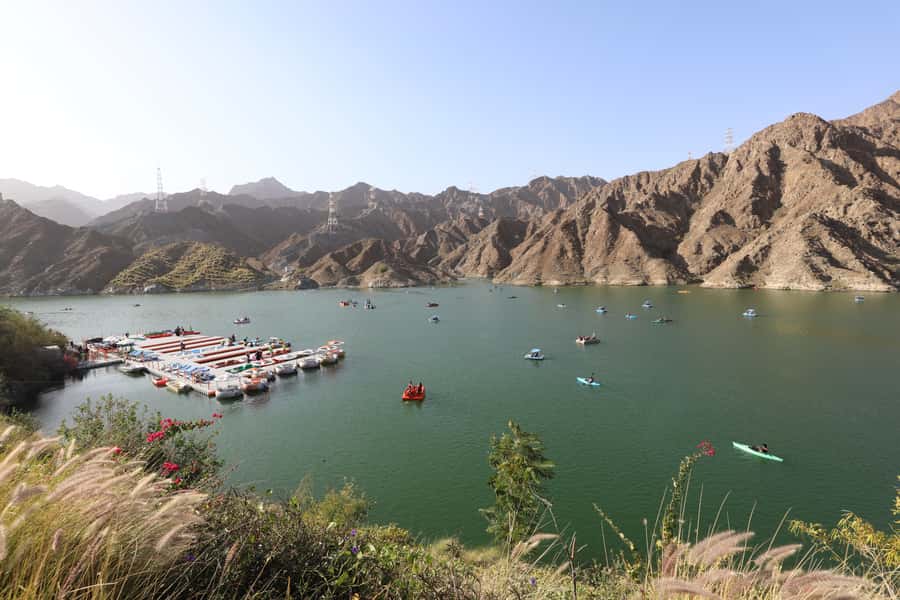 Dubai: Sheikh Zayed Mosque, Fujairah and Khorfakkan Tour - Pickup in Dubai and the Road Trip Through Al Hajar Mountains