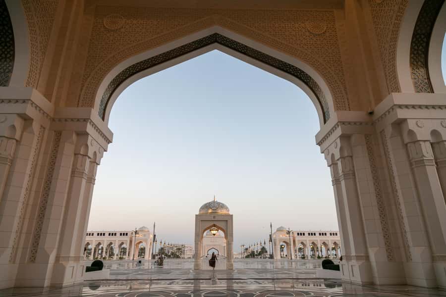 Dubai to Abu Dhabi Private Tour: Grand Mosque & Royal Palace - Timing, lunch on your own, and how to keep the day comfortable
