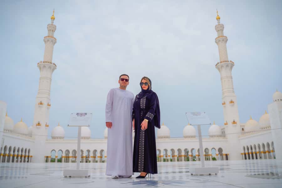 From Abu Dhabi: Grand Mosque, Royal Palace, and Etihad Tower - Lunch time at the mosque mall: make it easy and fast