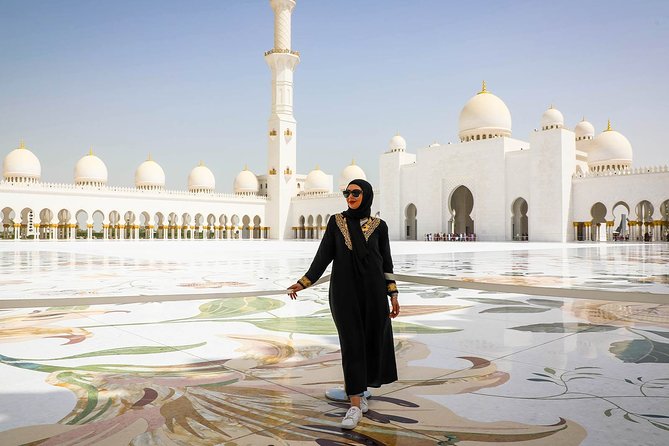 From Abu Dhabi: Sheikh Zayed Mosque, Royal Palace & Etihad Tower - Timing, Heat Management, and How Guides Keep Things Smooth