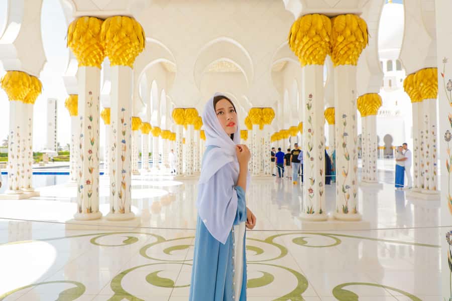 From Dubai: Abu Dhabi Sheikh Zayed Mosque Guided Tour - The main prayer hall and the 35-ton carpet effect