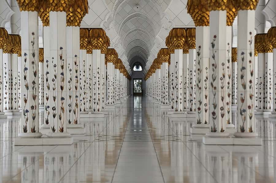 From Dubai: Abu Dhabi Tour with Sheikh Zayed Mosque - Entering Sheikh Zayed Grand Mosque the right way