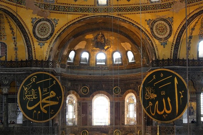 Guided Hagia Sofia, Blue mosque, Basilica Cistern skip lines tour - Vezirhan Handmade Carpets & Klims: optional, in a 500-year-old caravanserai