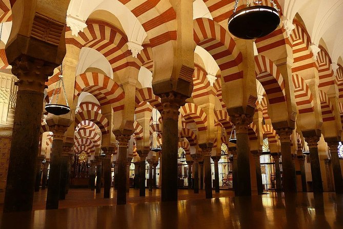 Guided visit to the Mosque-Cathedral, Jewish Quarter, Alcazar and Synagogue. Official guide - How this Cordoba route makes the city click