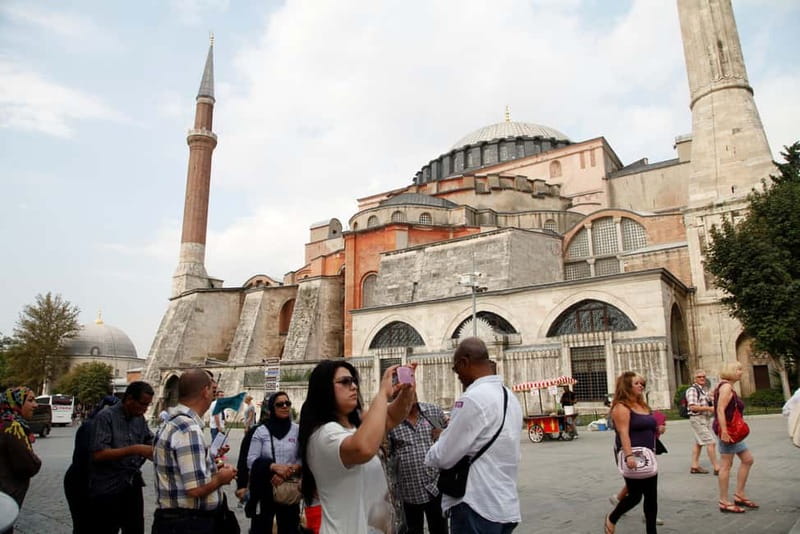 Hagia Sophia, Topkapı Palace, Blue Mosque Guided Small Group - Sultanahmet Square and the Hippodrome: where citizens watched history happen