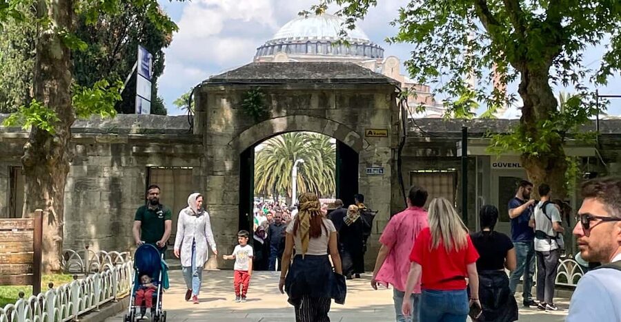Istanbul: Basilica, Hagia Sophia, Blue Mosque Tour & Cruise - Where the tour starts at Sultanahmet: Dsign Café by the Hippodrome