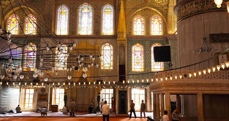 Istanbul: Blue Mosque Guided Tour & Basilica Cistern Ticket - Finding your start point at Dsign Cafe near the Hippodrome