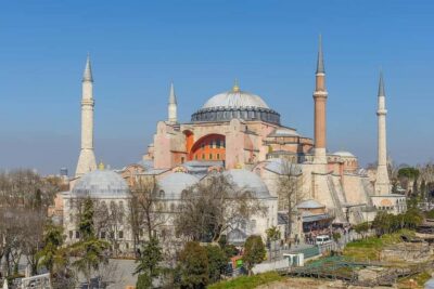 Istanbul: Hagia Sophia and Blue Mosque Tour with Tickets - Meeting at the double-decker stop: finding your guide fast
