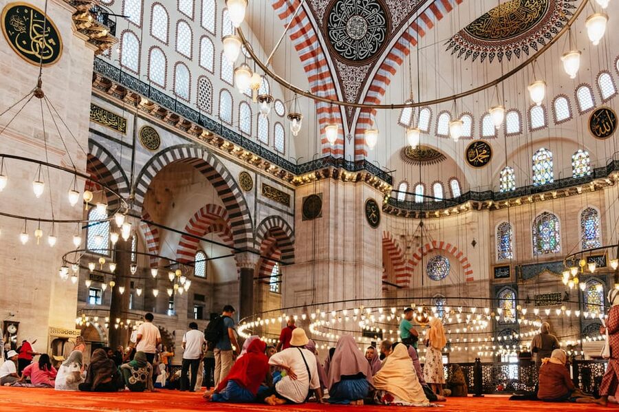Istanbul: Hagia Sophia, Blue Mosque, Suleymaniye Mosque Tour - A built-in reset in Sultanahmet: coffee, tea, and quick local snacks