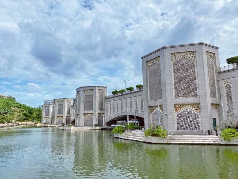 Kuala Lumpur: Putrajaya Tour Half Day Tour [Shared/Private] - Entering the Pink Mosque (Putra Mosque): dress code and photo rules