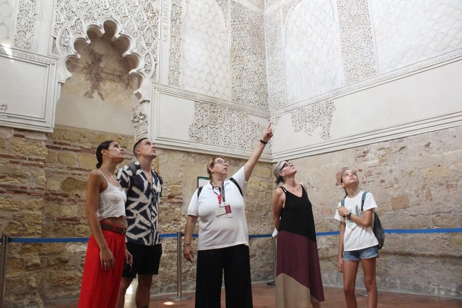 Mosque-Cathedral of Cordoba and Jewish Quarter Tour - What to Look For Inside the Mezquita: Red-and-White Arches and Height Tricks