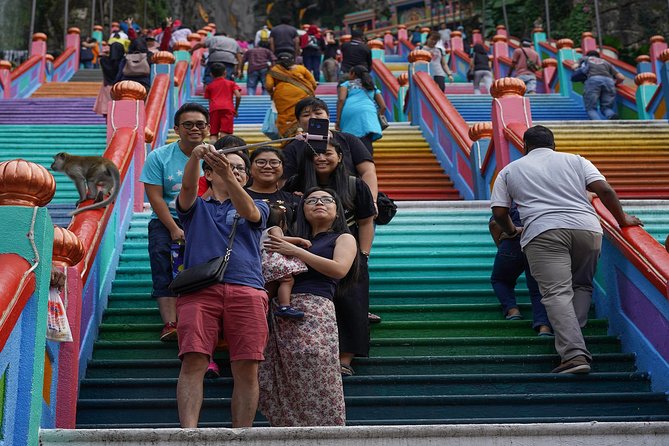Private Batu Caves, National Mosque & Religious Tour with Lunch - Central Market Kuala Lumpur: shopping for crafts without getting lost