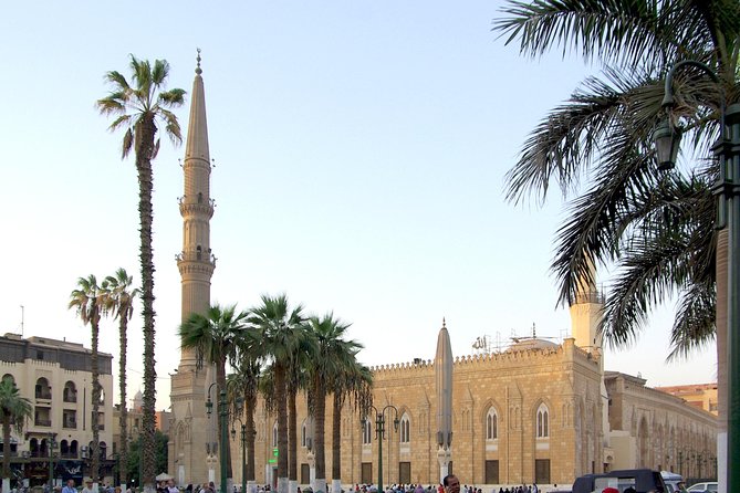 Private Guided Day Tour to the Giza Pyramids, Egyptian Museum, and Al-Hussein Mosque in Cairo - Giza Plateau Walk: Cheops, Chephren, Mycerinus, and the Sphinx