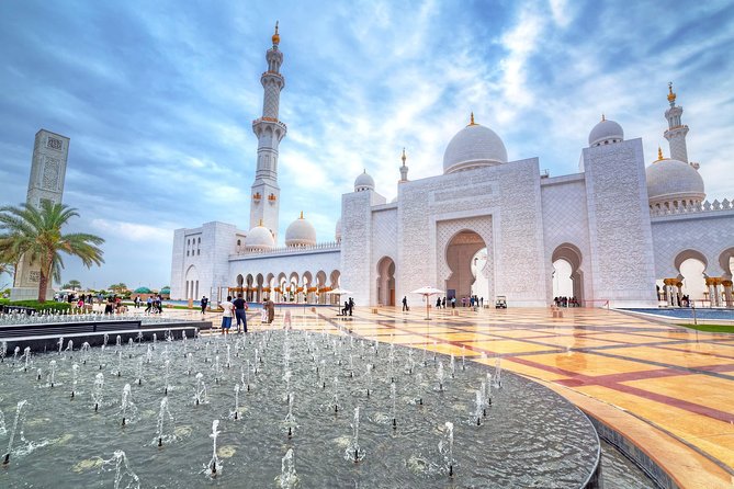 Sheikh Zayed Grand Mosque Tour From Dubai - Entering the Mosque Center: Your First 60 Minutes Matter