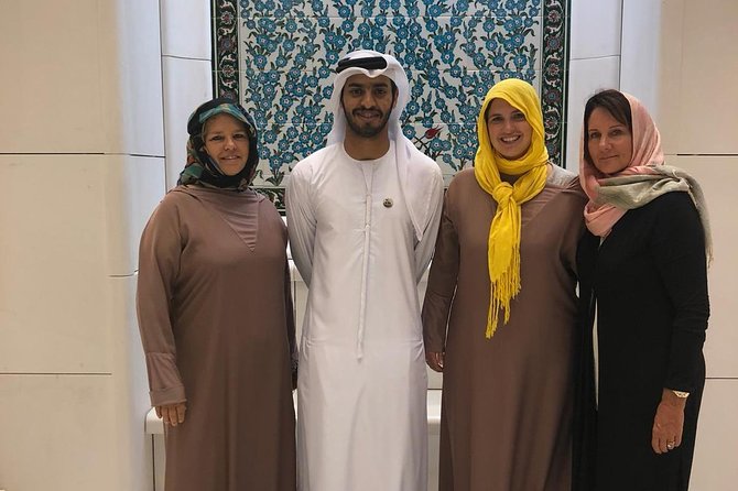 Sheikh Zayed Grand Mosque with Emirati - Weather matters in Abu Dhabi