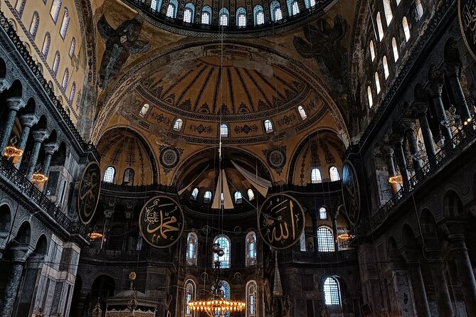 Suleyman's magnificent path: Mosques and Bazaars Tour - Nuruosmaniye Camii: the mosque with a European art thread