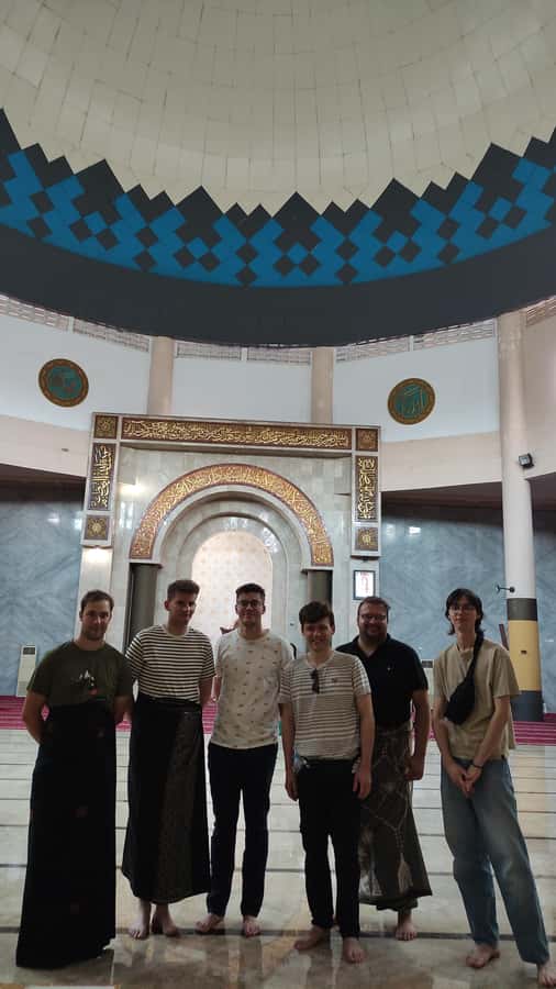 The heart of Bandung and Grand Mosque Guided Walking Tour - Should You Book This Bandung Heart and Grand Mosque Walk?